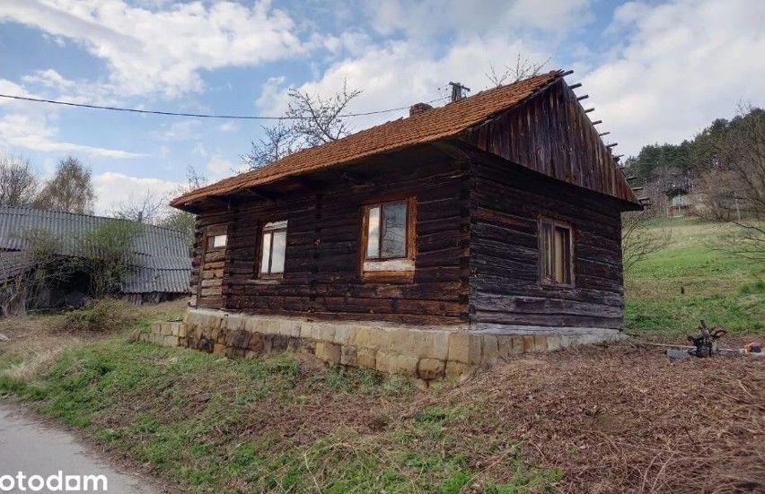 Stare siedlisko z widokiem na jezioro i góry - Rożnów...