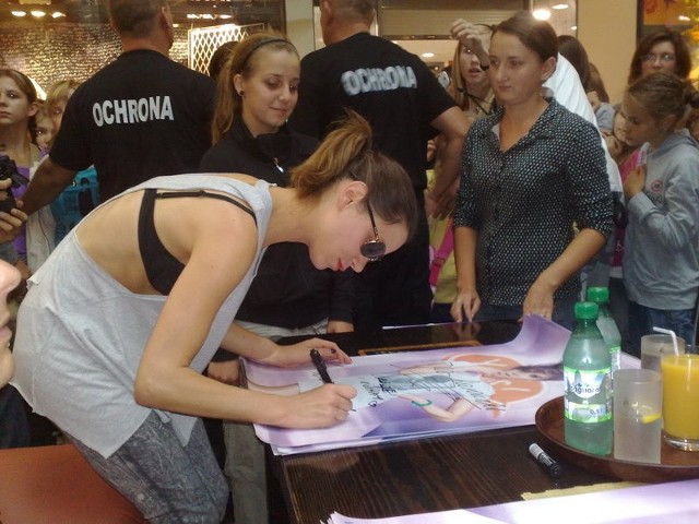 Natalia Lesz rozdawała w Stalowej Woli autografy.