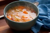 Treściwa zupa z brukwi na gęsinie na sycący obiad. Poznaj przepis z kuchni polskiej na jesienno-zimowe danie. Oto danie na każdą kieszeń