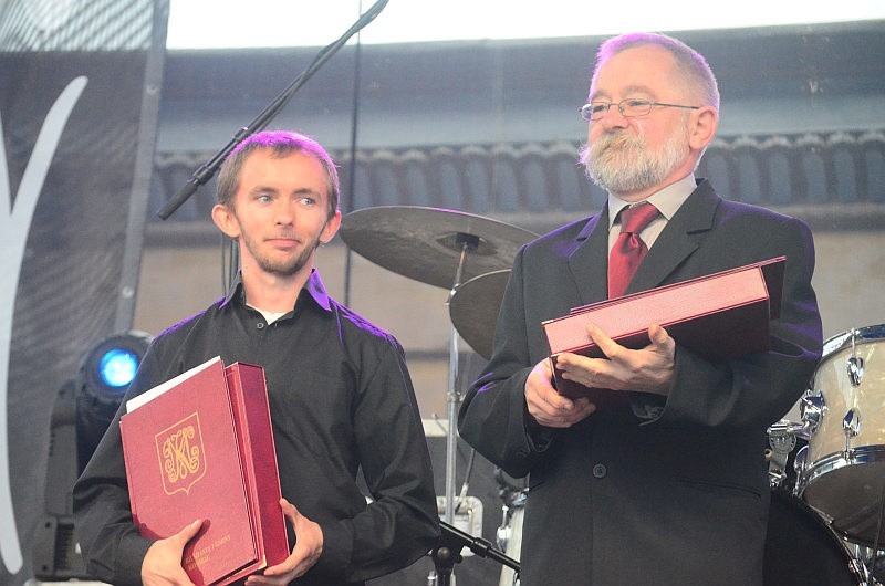 Krzysztof Woźniak (z prawej) otrzymał nagrodę w dziedzinie...