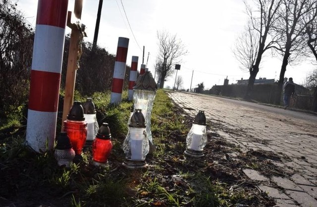 Wczoraj inowrocławscy policjanci doprowadzili do sądu kolejne zatrzymane osoby ws. bójki do jakiej doszło 24. grudnia w miejscowości Jordanowo w powiecie inowrocławskim. Decyzją sądu 22, 25, 26 i 30-letni mężczyźni zostali aresztowani na 3 miesiące. - Do sprawy zatrzymana jest jeszcze jedna osoba, z którą czynności z udziałem prokuratora w dalszym ciągu trwają - informuje asp. Izabela Lewicka-Woszczak z Komendy Powiatowej Policji w Inowrocławiu.>> Najświeższe informacje z regionu, zdjęcia, wideo tylko na www.pomorska.pl 