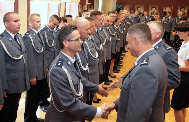 Czuwają  nad naszym bezpieczeństwem. Niosą pomoc. Funkcjonariusze z Grudziądza obchodzili swoje święto. 60 z nich otrzymało nominacje na wyższe stopnie zawodowe. "Drogówka" dostanie w prezencie radiowóz marki BMW! Do jednostki przyjedzie w środę. Uroczystość odbyła się w Ratuszu. Tegoroczne Święto Policji to 99. rocznica powstania tej formacji.