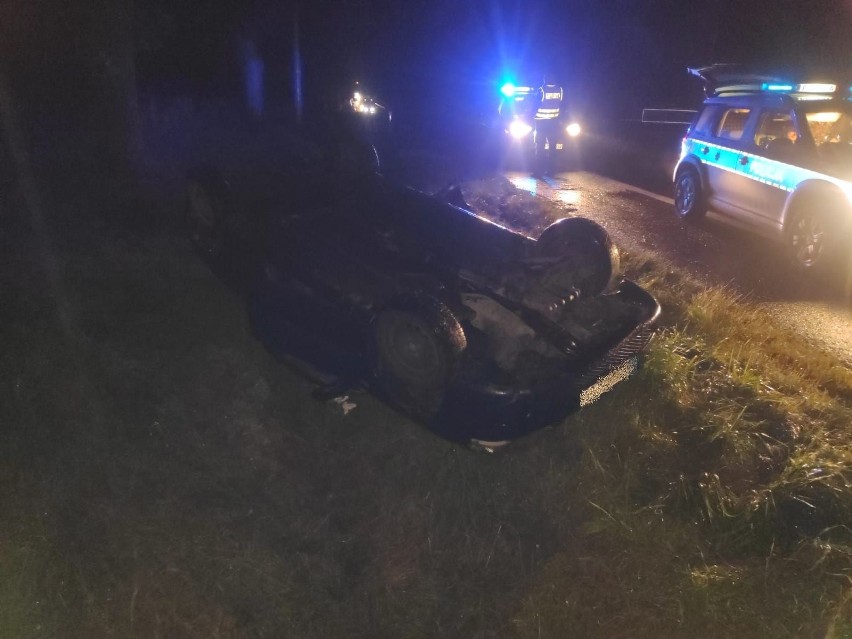 Ucieczka przed policją w powiecie buskim. Mazda dachowała (ZDJĘCIA)