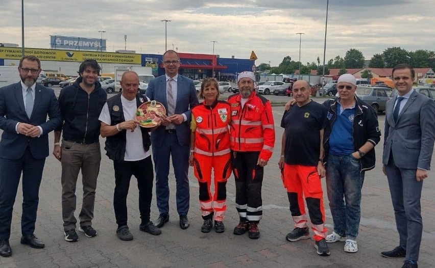 Przemyśl. Włosi rozdali uchodźcom z Ukrainy, wolontariuszom i służbom ponad 33 tys. pizz
