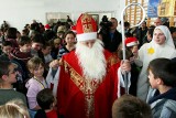 Tak w 2010 r. Mikołaj odwiedził małopolskie dzieci w Stróżach. ZNAJDŹ SIĘ NA ZDJĘCICH!
