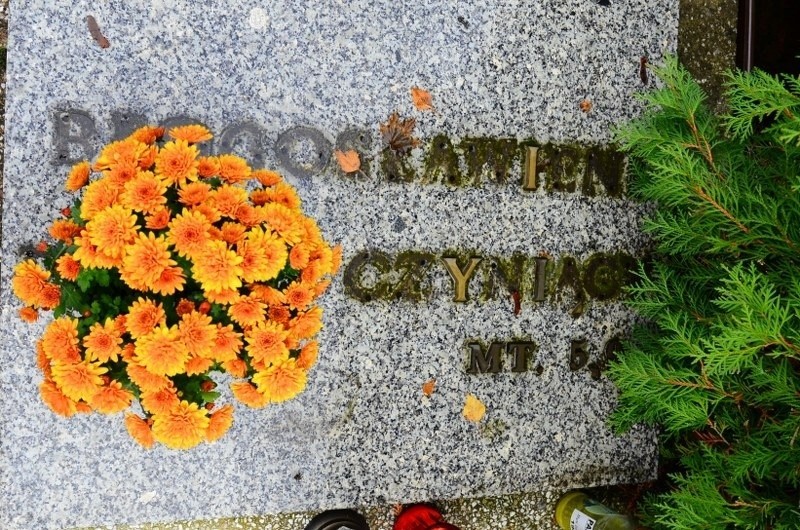 Zniszczony grób profesora Zbigniewa Zakrzewskiego.