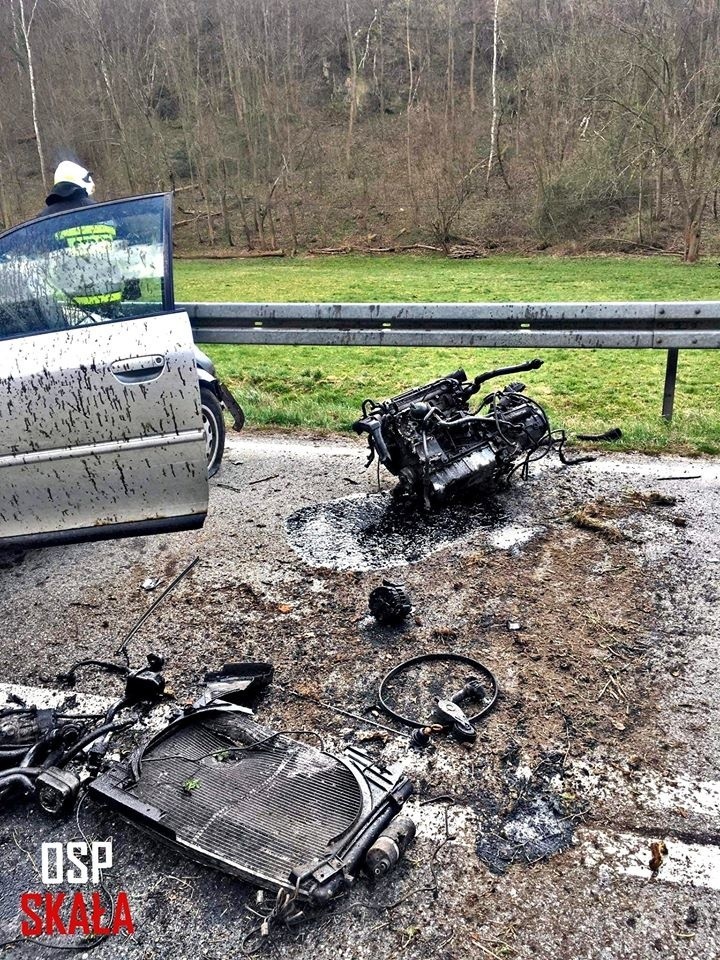 Samochód spadł z 50-metrowej skarpy w Skale-Grodzisku. Zablokował drogę wojewódzką [ZDJĘCIA]