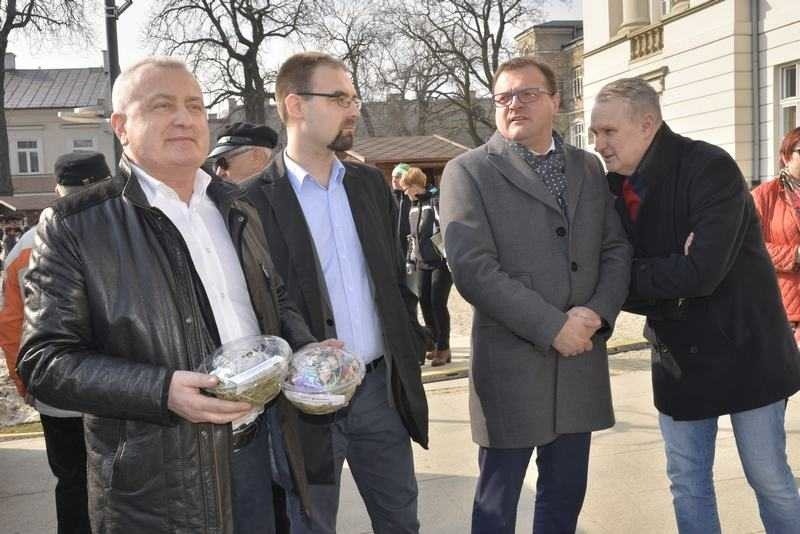 Radom. Kiermasz wielkanocny na deptaku. Udana licytacja pisanek na rzecz podopiecznych Caritas Pallotyńskiej