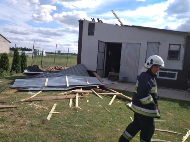 Burze w Podlaskiem. Nocne nawałnice przeszły przez województwo [21-22.06.18]. Połamane drzewa i zablokowane drogi [ZDJĘCIA]