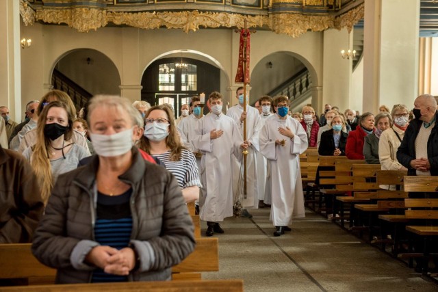 To pierwsza niedziela od wielu tygodni, bez maseczek na ulicach i limitów w wielu miejscach, w tym bez limitów na mszach w kościołach. Wiernych pojawiło się więcej, nie wszyscy mieli zasłonięte usta i nos. W sobotę (30 maja) weszły w życie nowe zasady, które luzują obowiązujące obostrzenia. Nie ma już limitów w kościołach. Wierni mogą uczestniczyć w nabożeństwach bez ograniczeń, ale w kościołach i świątyniach nadal trzeba zasłaniać usta i nos.Maseczki nadal trzeba będzie nosić także w takich miejscach jak: autobusy i tramwaje, sklepy, kina i teatry, salony masażu i tatuażu czy urzędy. Zobaczcie zdjęcia >>>