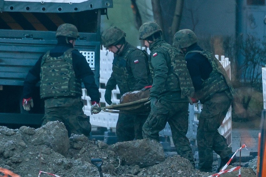 Saperzy zabrali bombę i wywieźli na poligon, gdzie zostanie...