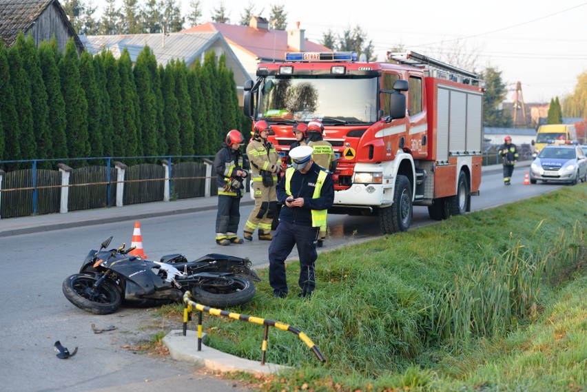 Policjanci i strażacy pracują na miejscu wypadku drogowego w...