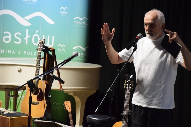 Radosław Nowakowski podczas Imienin Stefana w Centrum Edukacji i Kultury "Szklany Dom" w Ciekotach.