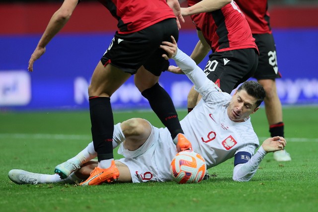 Robert Lewandowski walczy o piłkę w meczu z Albanią