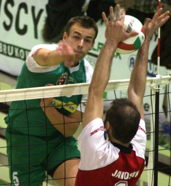 Michał Żuk (z prawej), podobnie jak w kilku poprzednich meczach, także w sobotę był niemal bezbłędny w ataku.