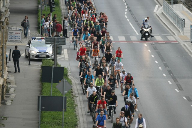 Wrocław w ostatnich latach stawia na rozwój ruchu rowerowego. Pod względem liczby kilometrów tylko Warszawa ma dłuższą sieć tras rowerowych. Stolica Dolnego Śląska zajmuje w tym rankingu 2. miejsce. Mamy już we Wrocławiu ponad 1100 kilometrów tras dla rowerzystów!PRZEJDŹ DO KOLEJNYCH SLAJDÓW W GALERII, BY DOWIEDZIEĆ SIĘ WIĘCEJ NA TEMAT ROWERZYSTÓW I DRÓG ROWEROWYCH WE WROCŁAWIU - MOŻESZ KORZYSTAĆ ZE STRZAŁEK LUB GESTÓW NA TELEFONIE KOMÓRKOWYM.ZOBACZ TAKŻE: