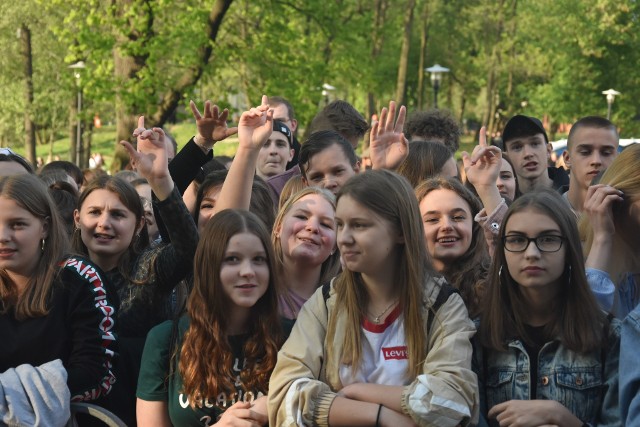 Maj bzy Rybnik i ty 2019: Koncerty na kampusie. Tłumy młodych na koncertach Rasmentalism, Otsochodzi oraz Eldo!