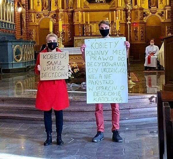 Posłanka Lewicy Joanna Scheuring-Wielgus podczas protestu w toruńskim kościele w październiku ubiegłego roku