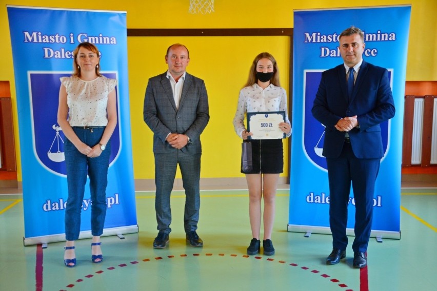 Prymusi z gminy Daleszyce nagrodzeni przez burmistrza Dariusza Meresńskiego, Zobacz kto dostał stypendium [ZDJĘCIA]
