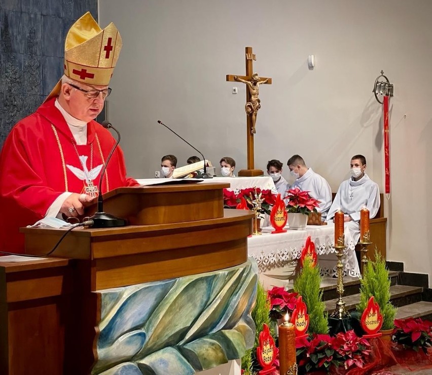 Sakrament bierzmowania w parafii Chrystusa Króla w Kielcach. Udzielił go biskup Jan Piotrowski. Zobacz zdjęcia i wideo