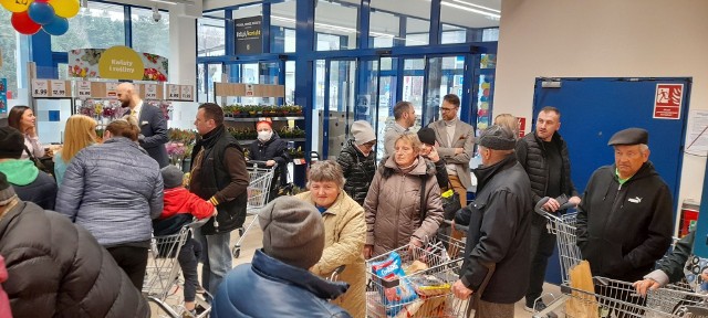 W czwartek 31 marca otwarto w Białobrzegach market sieci Lidl. Przyszły tłumy ludzi. Co się działo? Zobaczcie na kolejnych zdjęciach