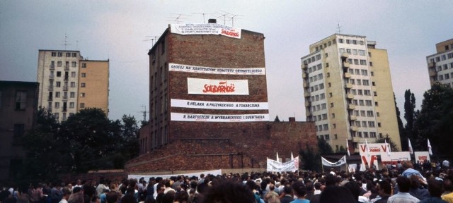 20 maja 1989 r, wiec przedwyborczy z udziałem Lecha Wałęsy. Odbył się na placu przy ul. 3 Maja, dziś w tym miejscu stoi hotel