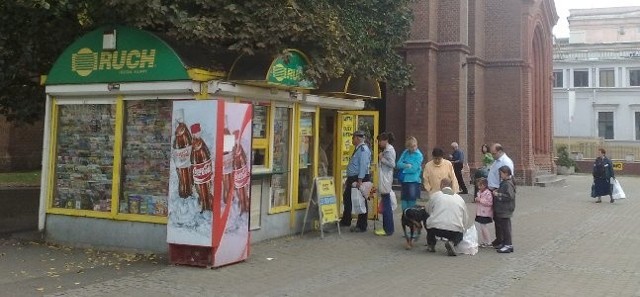 Kolejka przed kolektura na placu wolności w Bydgoszczy