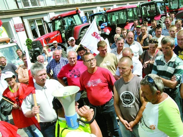 Rolnicy po zerwanych z "hukiem&#8221; negocjacjach, przed starostwem odśpiewali Rotę i ciągnikami ruszyli tarasować drogi. Gospodarze w tym samym miejscu pikietowali również w czwartek. Wrócić tutaj mają już w poniedziałek. Zapowiadają kolejne blokady