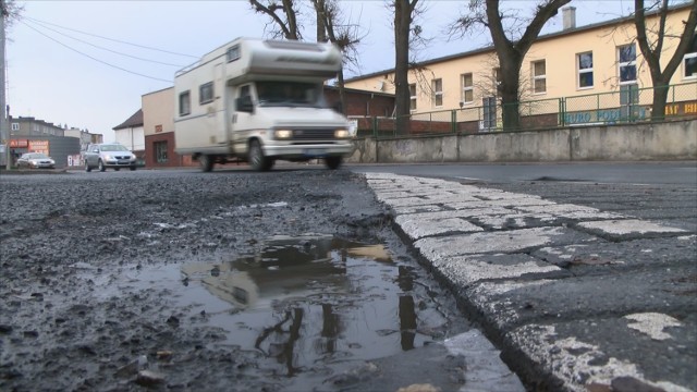 Jezdnia znajduje się w tym miejscu kiepskim stanie - pełno w niej dziur i nierówności.