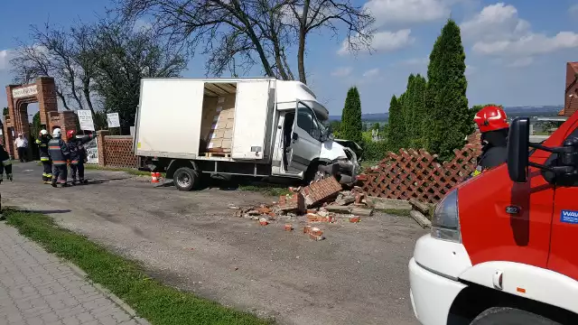 W Unisławiu, przy ul. Chełmińskiej, kierowca  dostawczego iveco nie opanował pojazdu i uderzył w  ogrodzenie cmentarza.