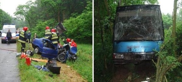 Fiat jest zmasakrowany. Strażacy musieli rozcinać auto, żeby wydobyć poszkodowanych. Autobus ma rozbitą szybę przednią i jest poobijany. Zdaniem świadków, kierowca przeżył jedynie dzięki temu, że wjechał między drzewa.