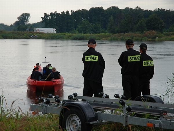 Zwłoki kobiety wyciągnęli dziś z wody nurkowie z Poznania. Policjanci z Międzychodu apelują o zachowanie ostrożności podczas wypoczynku nad wodą.