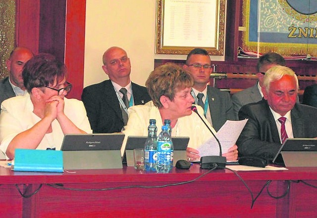Maria Błońska (w środku) przedstawiła plan zwiększenia dotacji na jednego ucznia, ale nie wszedł do porządku obrad