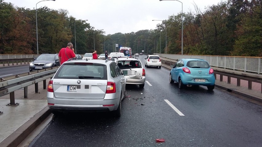 Wypadek czterech aut na moście Milenijnym. Dwie osoby ranne [ZDJĘCIA]