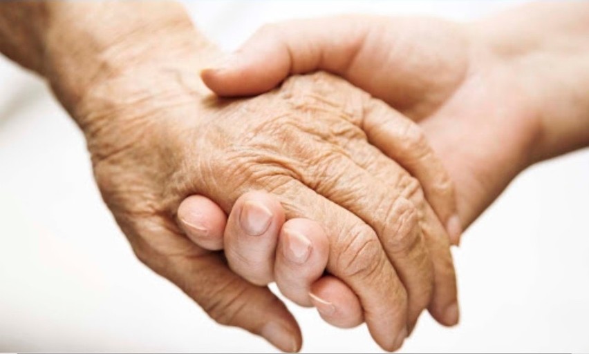 Oświęcim. Para młodych ludzi przyszła z pomocą chorej na alzheimera 80-letniej kobiecie, która zagubiła się w nocy na os. Chemików