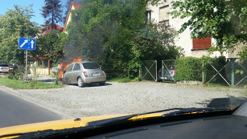 Wrocław: Pożar nissana na ul. Kochanowskiego. Dwa zastępy strażaków na miejscu (ZDJĘCIA)