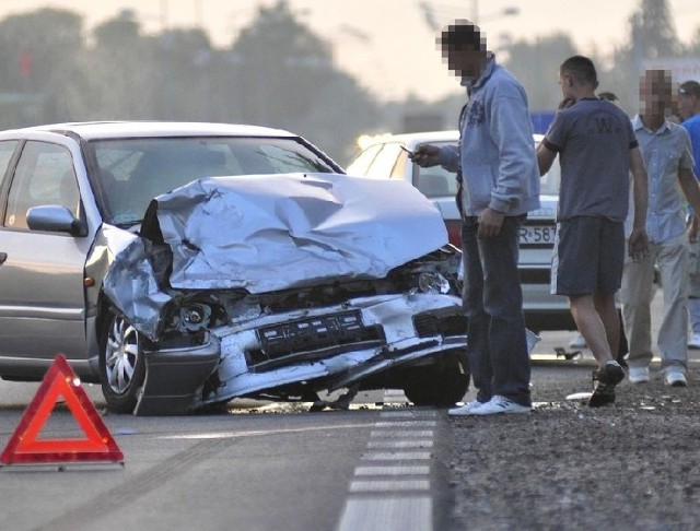 Nissan ma całkiem rozbitą maskę.