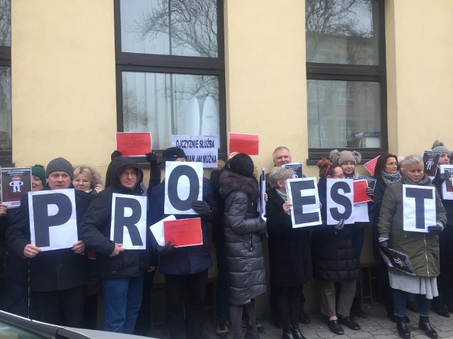 Pracownicy opolskich prokuratur protestowali w czwartek przez pół godziny.