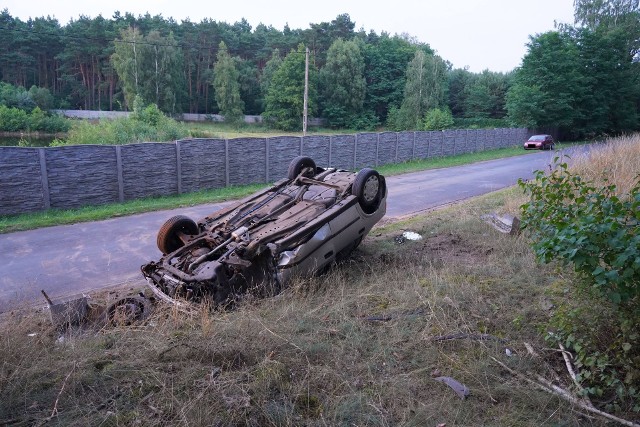Dachowanie w miejscowości Mąkoszyn. 70-letni kierowca trafił do szpitala