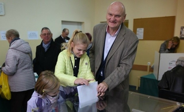 W 2018 roku Michał Zaleski (na zdjęciu głosujący w towarzystwie swoich wnuczek) wygrał wybory już w pierwszej turze, mimo że miał groźnego kontrkandydata - Tomasza Lenza z Koalicji Obywatelskiej. Różnica była spora - pierwszy otrzymał 55,42 procent głosów, drugi 23,78