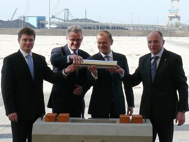 Tomasz Tomczak, przedstawiciel wykonawcy, minister skarbu Aleksander Grad, premier Donald Tusk oraz Zbig-niew Rapciak, prezes Polskiego LNG, głównego inwestora, wmurowali akt pod budowę gazoportu. 