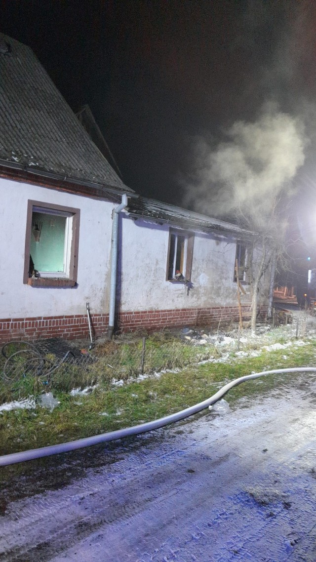 Prawdopodobnie nieszczelny piec kaflowy był przyczyną pożaru mieszkania w Bińczu w powiecie człuchowskim.