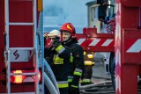 Pożar mieszkania w bloku przy ulicy Koszarowej w Bydgoszczy. Z ogniem walczyły cztery zastępy straży