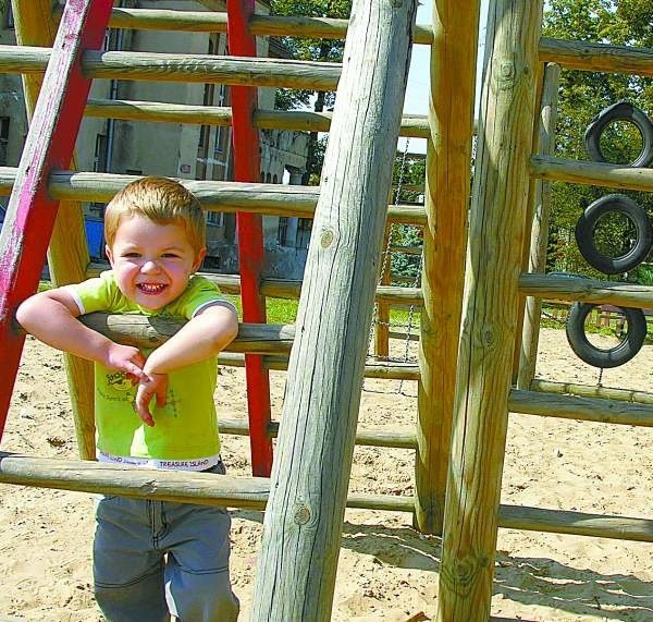 Ten plac zabaw na Osiedlu Młodych powstał w 2003 r. dzięki pieniądzom zebranym podczas akcji &#8222;Serce dla Wołczyna&#8221;. To ulubione miejsce zabaw nie tylko 2,5-letniego Kubusia Habrajskiego.