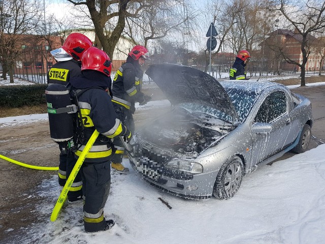 W piątek około godz. 13 na ul. Kościuszki w Białogardzie doszło do pożaru w aucie osobowym marki Opel. W gaszeniu brał udział jeden zastęp straży pożarnej. Prawdopodobną przyczyną pożaru było zwarcie instalacji elektrycznej. Na szczęście nikomu nic się nie stało. 