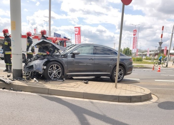Wypadek na Krakowskiej. Samochód uderzył w słup [FOTO]