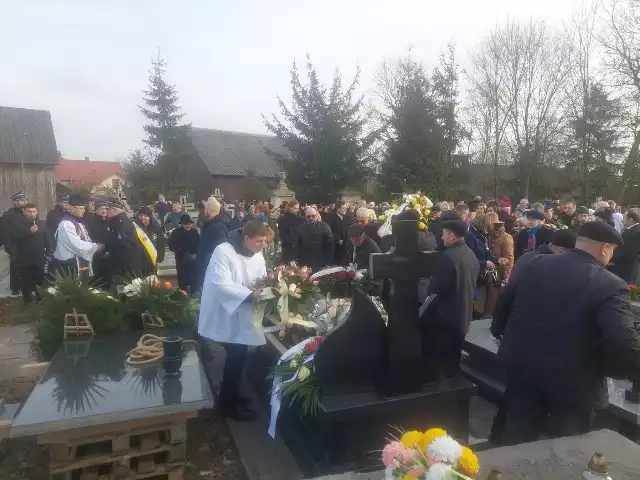 Uroczystości pogrzebowe w Książu Małym.