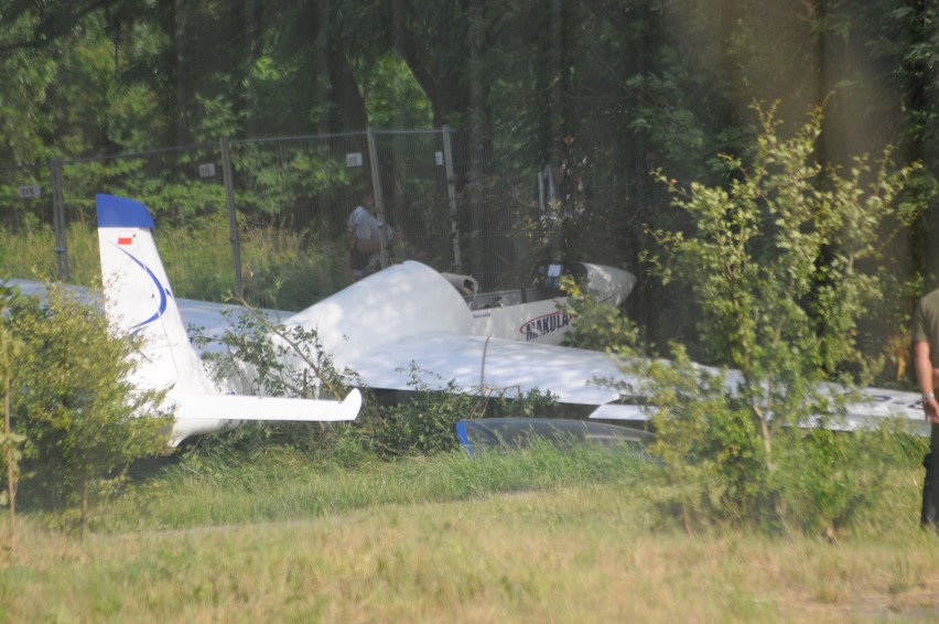 Awaryjne lądowanie szybowca w czasie Małopolskiego Pikniku Lotniczego, pokazy były wstrzymane