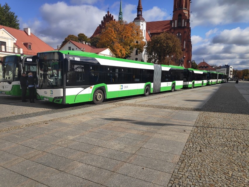 Białystok. Festyn na Rynku Kościuszki. Nowe autobusy Białostockiej Komunikacji Miejskiej były dostępne dla zwiedzających [ZDJĘCIA]