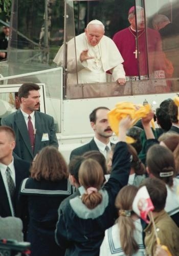 Fot. Wojciech Lendzin: Papież Jan Paweł II w papamobile.